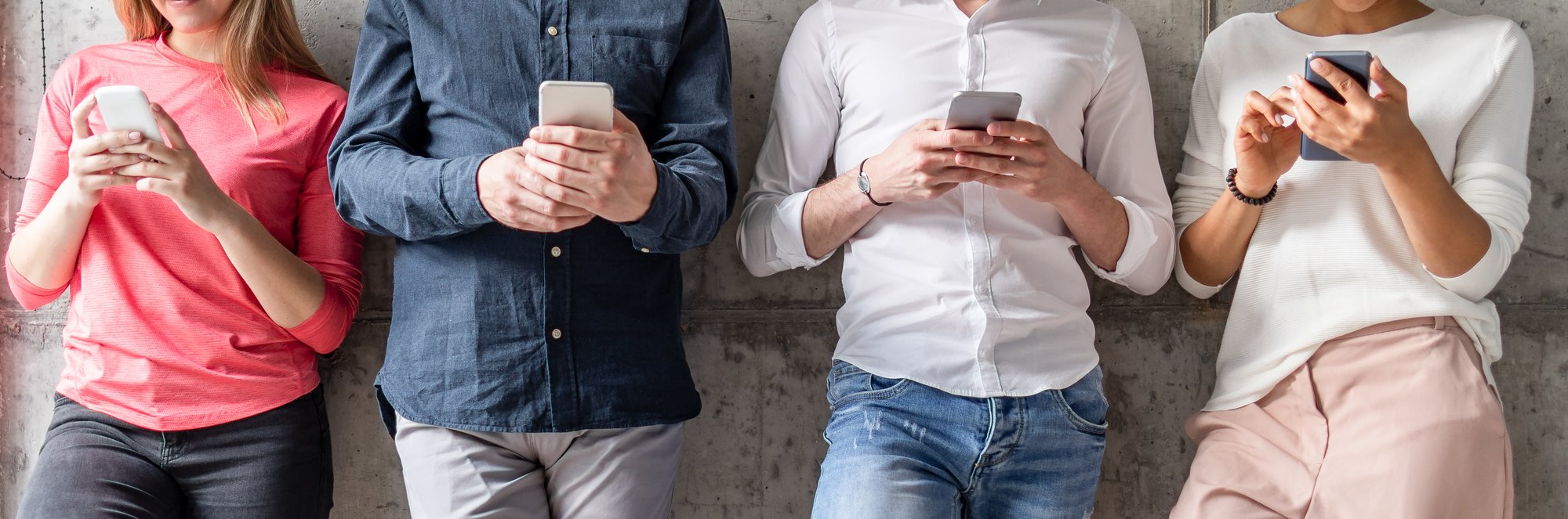 Personen betrachten ihre Smartphones 